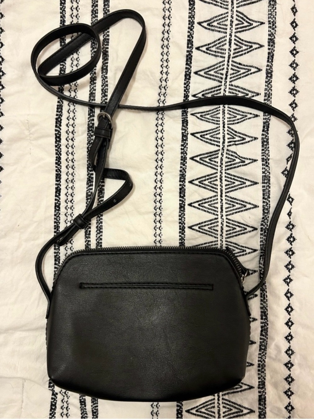 Universal Thread Black Crossbody Bag